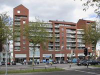 905281 Gezicht op het nieuwe winkelcentrum met bovenliggende appartementen ('t Goylaan 66A-66K) te Utrecht.